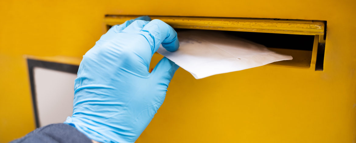 Briefeinwurf in gelben Briefkasten