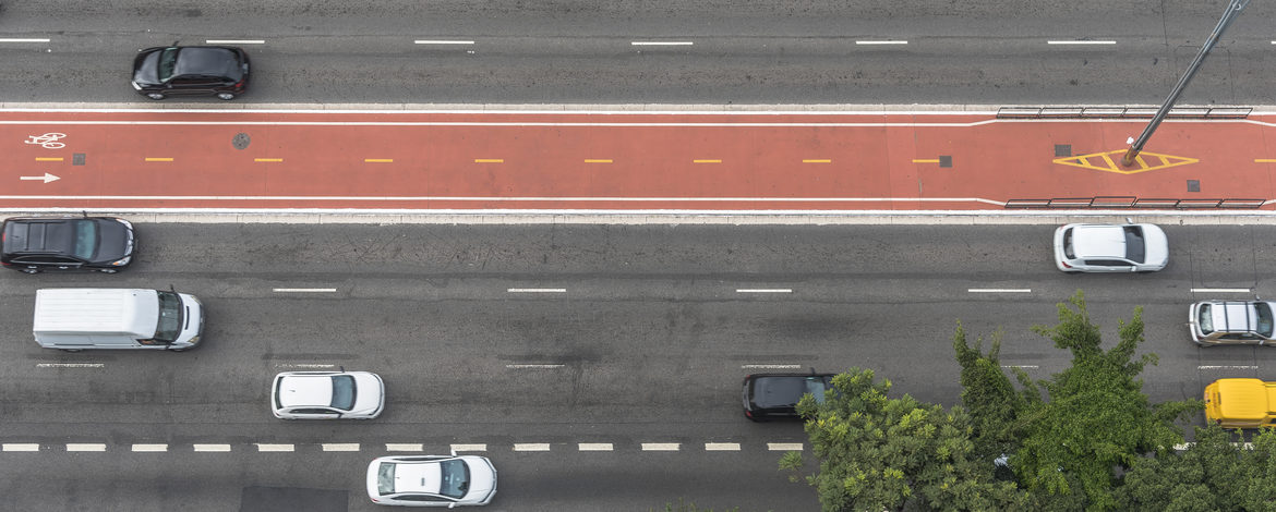 Rot gekennzeichneter Radweg