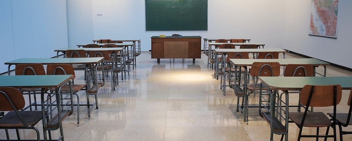 Klassenrau mit leeren Stuhlreihen