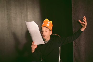 Junge führt ein Theaterstück auf