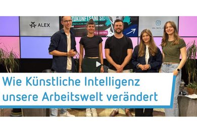 Fünf Menschen stehen in einem Studio 