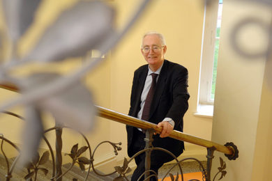 Anthony Atkinson im Treppenhaus des WZB