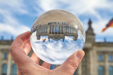 Bundestag in der Glaskugel