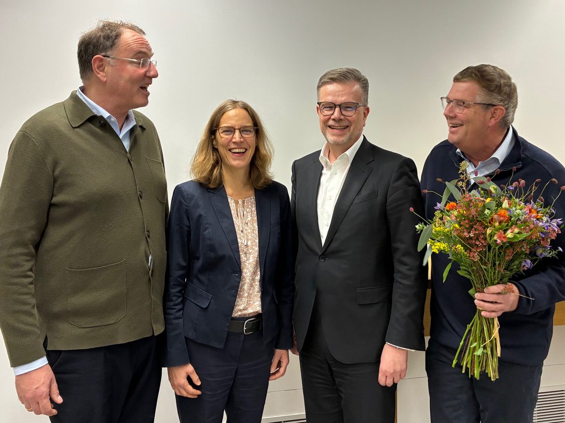 Alter und Neuer Vorstand der Freunde des WZB im November 2025 mit Blumen